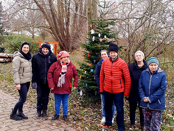 Bewohnende der Pflegewohnheime schmücken Tannenbaum