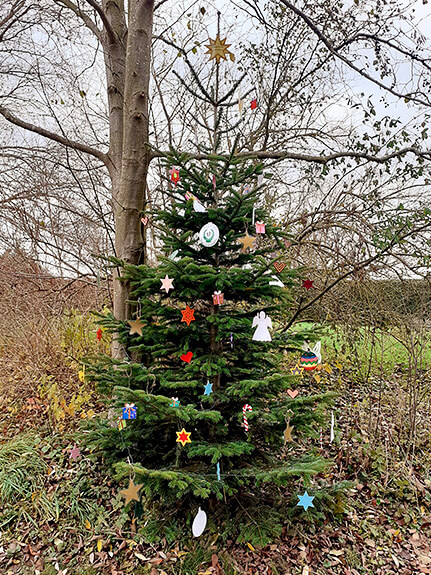 Bewohnende der Pflegewohnheime schmücken Tannenbaum